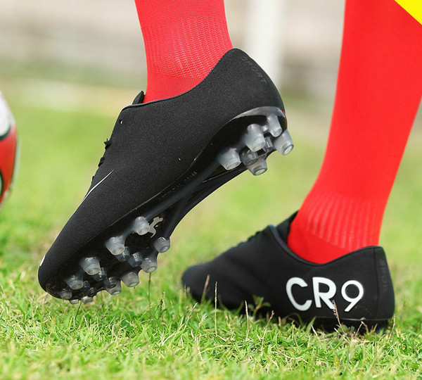 Butoane de fotbal pentru bărbați în diferite culori