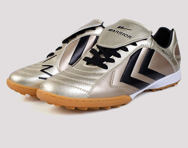 Százlábú férfi focicipő színes csíkokkal