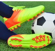 Леки и удобни футболни бутонки за мъже в няколко цвята