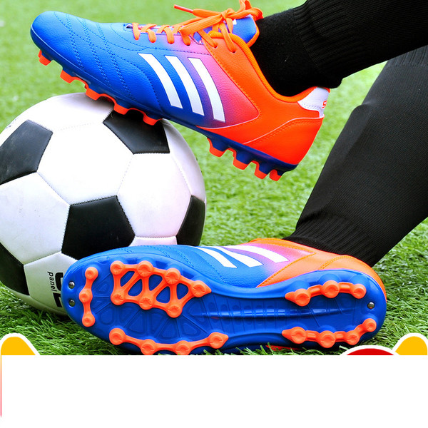 Леки и удобни футболни бутонки за мъже в няколко цвята