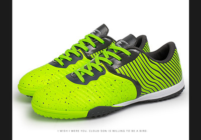 Παπούτσια ποδοσφαίρου για παιδιά και ηλικιωμένους σε τρία χρώματα