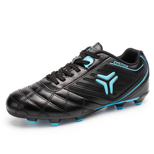 Τρία χρώματα παπούτσια ποδοσφαίρου για παιδιά και ενήλικες