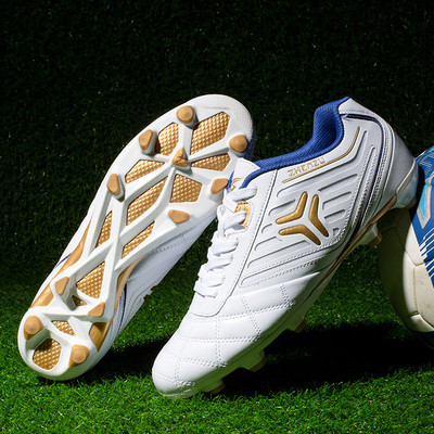 Τρία χρώματα παπούτσια ποδοσφαίρου για παιδιά και ενήλικες