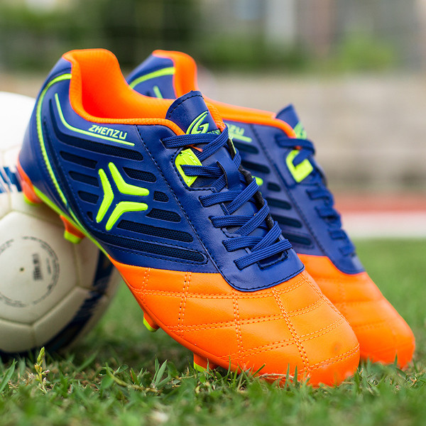 Τρία χρώματα  παπούτσια ποδοσφαίρου για παιδιά και ενήλικες