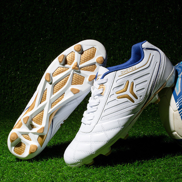 Τρία χρώματα  παπούτσια ποδοσφαίρου για παιδιά και ενήλικες