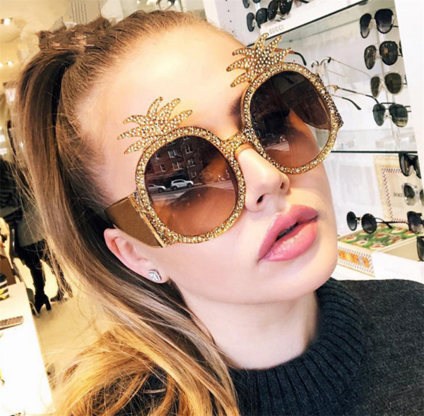 Μοντέρνα γυναικεία γυαλιάς με διακόσμηση και φαρδιά πλαίσια σε διάφορα χρώματα