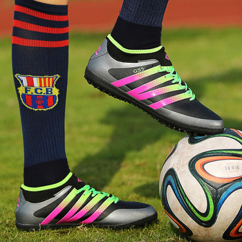 Σύγχρονα ποδοσφαιρικά παπούτσια σε τρία χρώματα