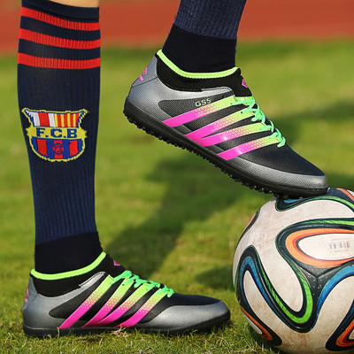 Σύγχρονα ποδοσφαιρικά παπούτσια σε τρία χρώματα