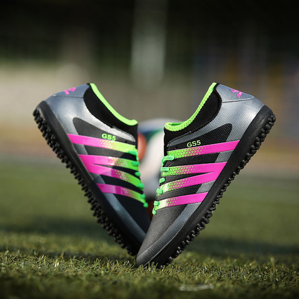 Σύγχρονα ποδοσφαιρικά παπούτσια σε τρία χρώματα