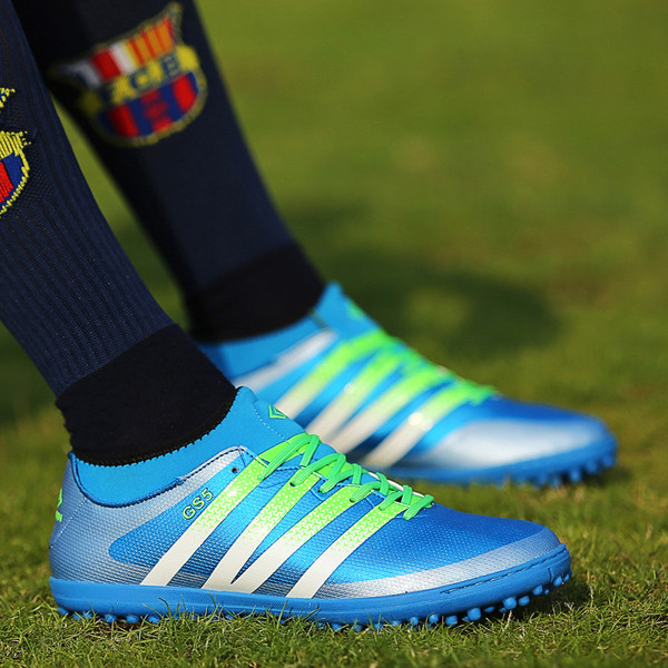 Σύγχρονα ποδοσφαιρικά παπούτσια σε τρία χρώματα