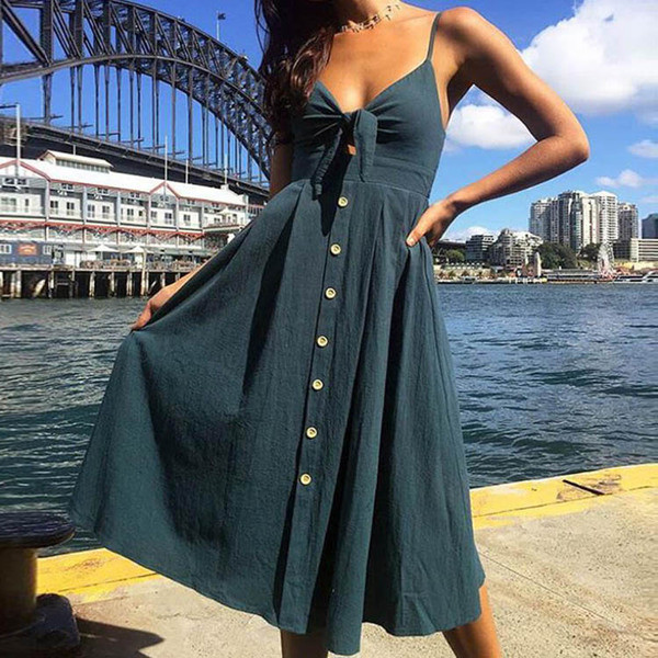 Modern női nyári ruha mély nyakkivágással szabott modellben - különböző színekben