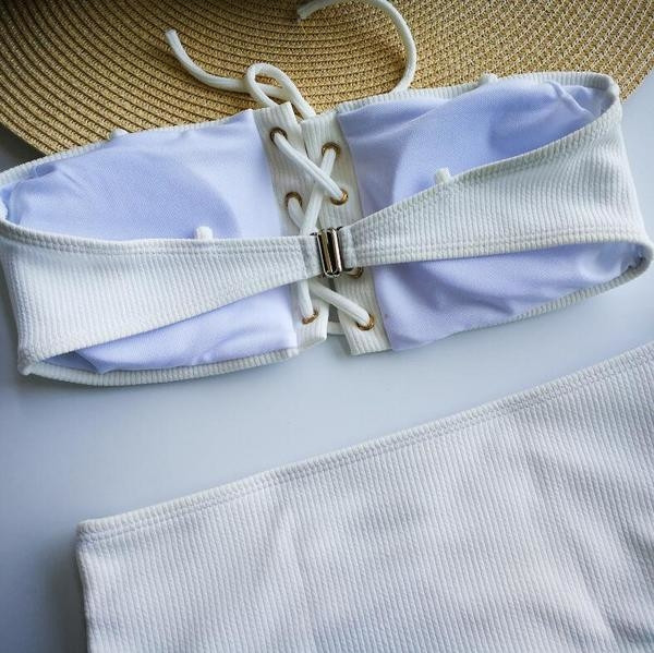 Costum de baie elegant pentru femei din două piese alb - bikini cu talie înaltă și bustieră cu cravate