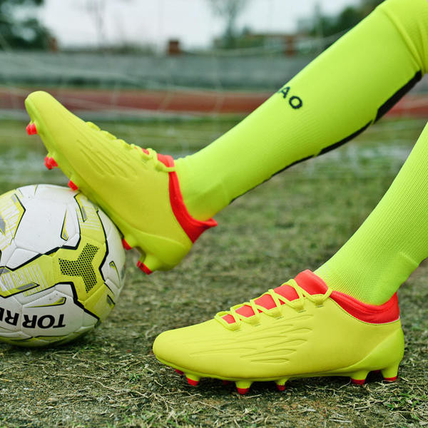 Ανδρικά παπούτσια  ποδοσφαίρου σε διαφορετικά χρώματα