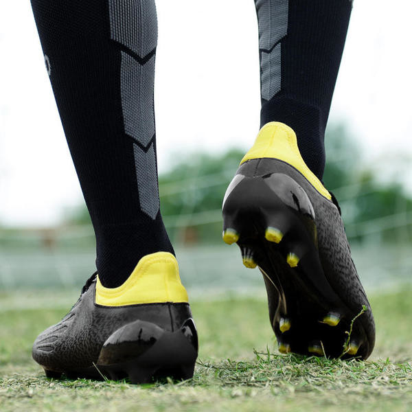 Ανδρικά παπούτσια  ποδοσφαίρου σε διαφορετικά χρώματα