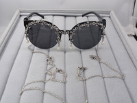 Μοντέρνα γυναικεία γυαλιά με μεταλλική διακόσμηση και αλυσίδα