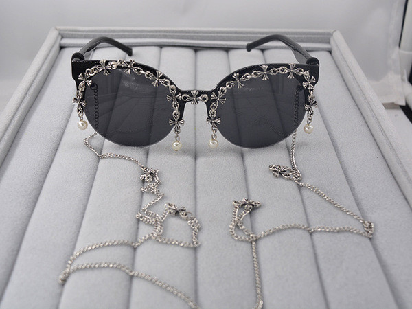 Μοντέρνα γυναικεία γυαλιά  με μεταλλική διακόσμηση και αλυσίδα