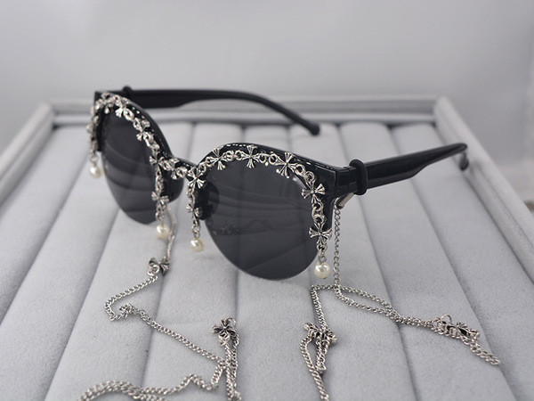 Μοντέρνα γυναικεία γυαλιά  με μεταλλική διακόσμηση και αλυσίδα