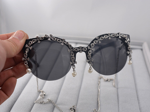 Μοντέρνα γυναικεία γυαλιά  με μεταλλική διακόσμηση και αλυσίδα