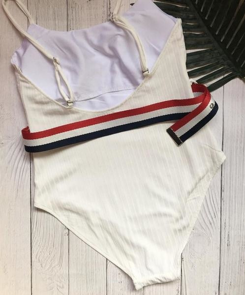 Costum de baie complet elegant, alb, cu bretele subțiri și curea colorată