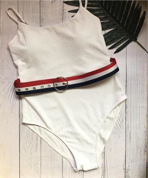 Costum de baie complet elegant, alb, cu bretele subțiri și curea colorată