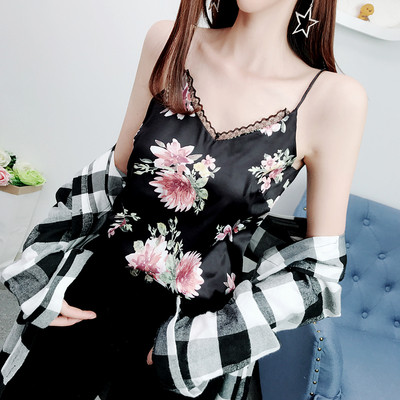 Női szatén felső, vékony csipkepántokkal és virágmotívumokkal, különböző színekben