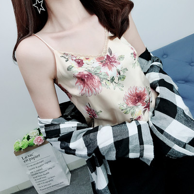 Női szatén felső, vékony csipkepántokkal és virágmotívumokkal, különböző színekben