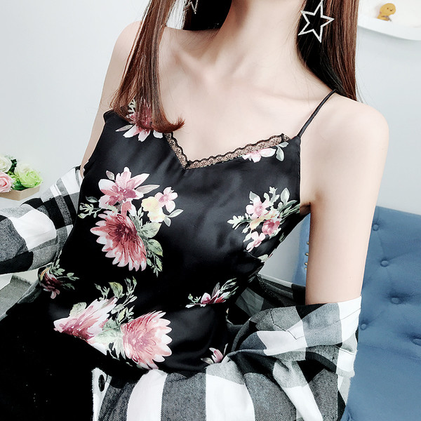 Női szatén felső, vékony csipkepántokkal és virágmotívumokkal, különböző színekben