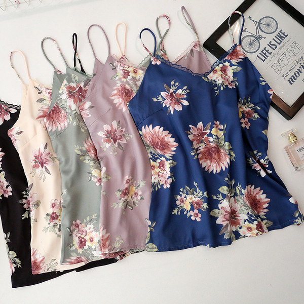 Női szatén felső, vékony csipkepántokkal és virágmotívumokkal, különböző színekben