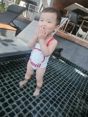 Costum de baie complet pentru fete pentru copii cu inscripție în alb și negru