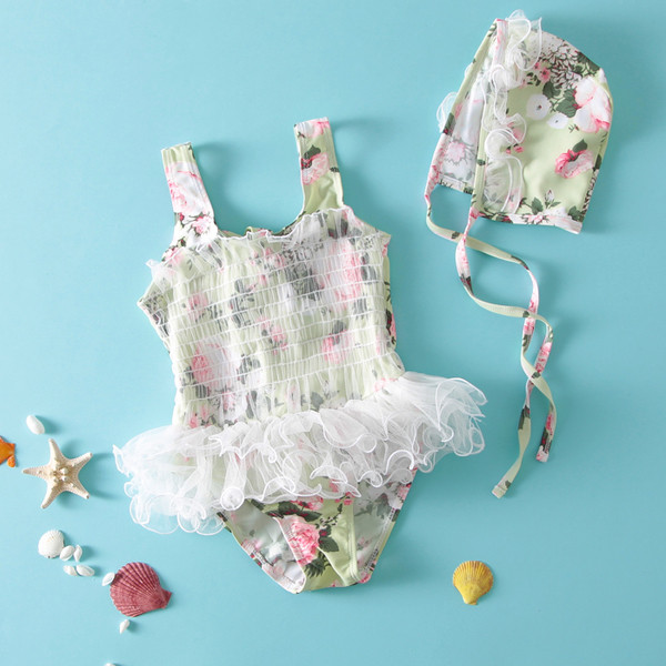 Κομψό μαγιό για κορίτσια με τούλι και καπέλο με λουλουδάτο μοτίβο