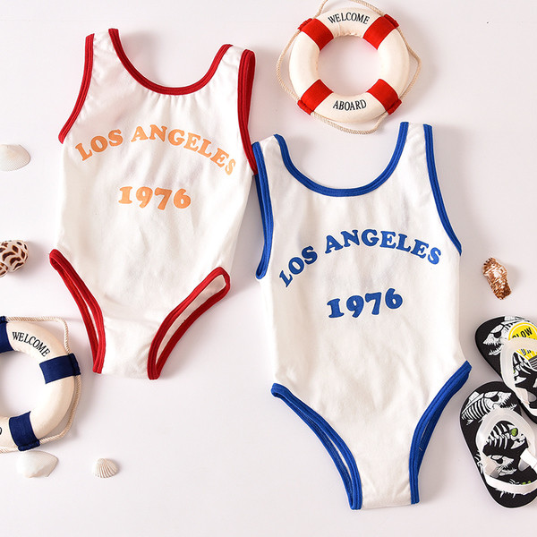 Modern gyerek teljes fürdőruha - unisex, felirattal