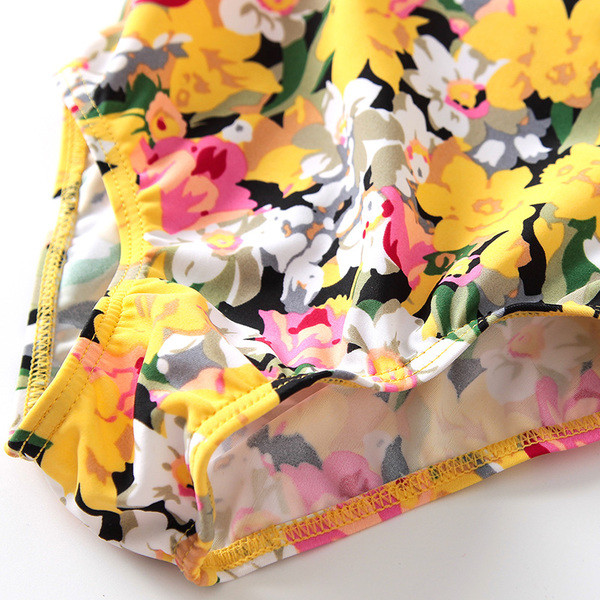 Μοντέρνο παιδικό μαγιό για κορίτσια σε floral μοτίβα με καπέλο