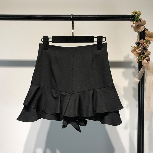 Pantaloni scurți eleganti de damă în negru, cu talie înaltă