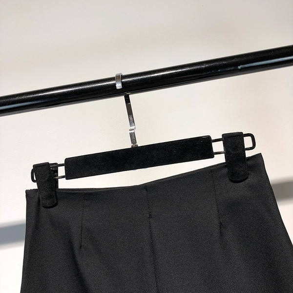 Pantaloni scurți eleganti de damă în negru, cu talie înaltă