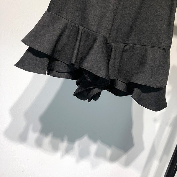 Pantaloni scurți eleganti de damă în negru, cu talie înaltă