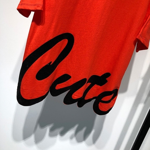 Μοντέρνα γυναικεία μπλούζα σε κόκκινο χρώμα με επιγραφή