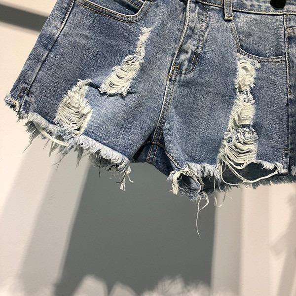 Modern női rövidnadrág - szakadt