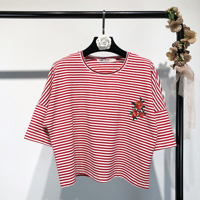 Tricou dama in dungi scurtat, in broderie albastra si rosu - model gratuit