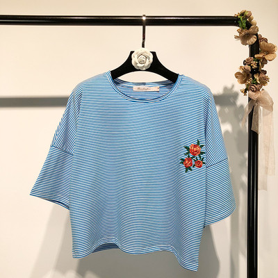 Tricou dama in dungi scurtat, in broderie albastra si rosu - model gratuit