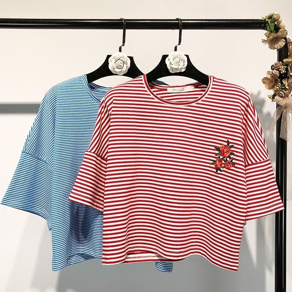 Tricou dama in dungi scurtat, in broderie albastra si rosu - model gratuit