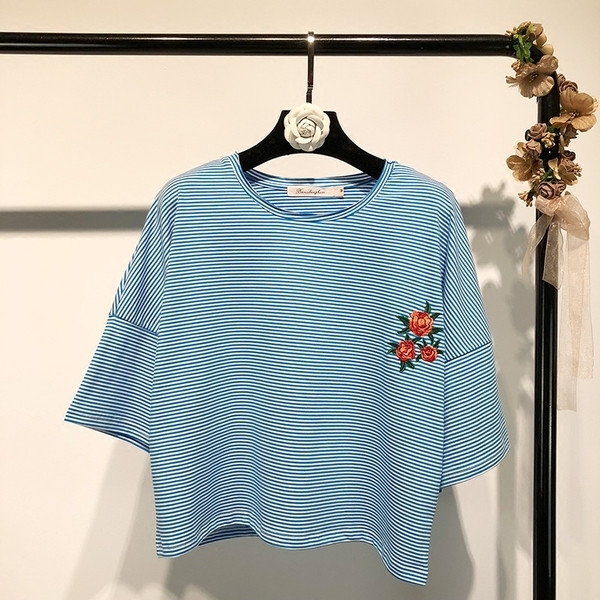 Tricou dama in dungi scurtat, in broderie albastra si rosu - model gratuit