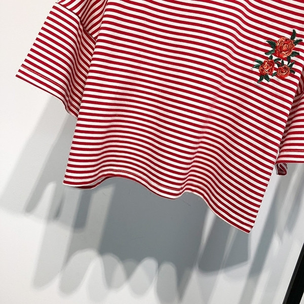 Tricou dama in dungi scurtat, in broderie albastra si rosu - model gratuit