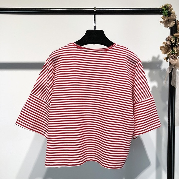 Tricou dama in dungi scurtat, in broderie albastra si rosu - model gratuit