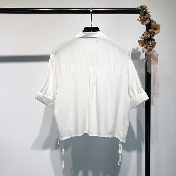 Κομψό γυναικείο πουκάμισο σε λευκό με μανίκι 3/4