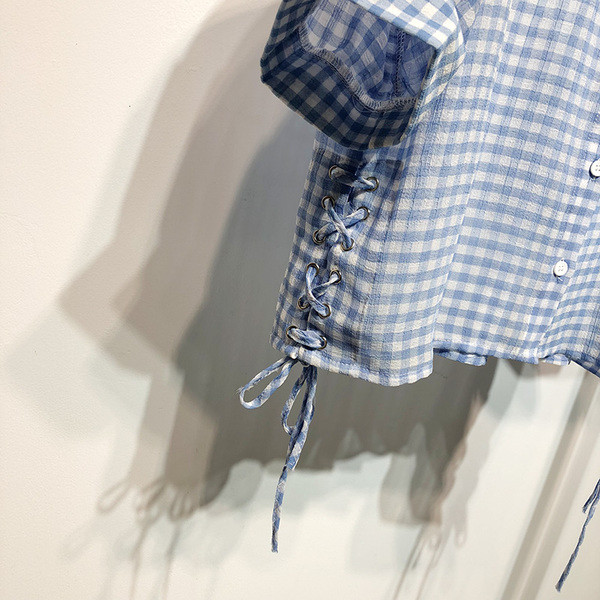 Cămașă scurtă în carouri de damă în negru și albastru și mâneci 3/4