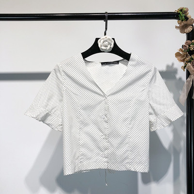 Cămașă scurtă și elegantă de damă, cu decolteu în V, în roșu și alb, cu puncte