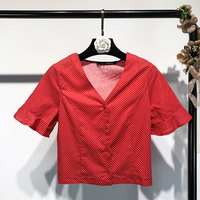 Cămașă scurtă și elegantă de damă, cu decolteu în V, în roșu și alb, cu puncte
