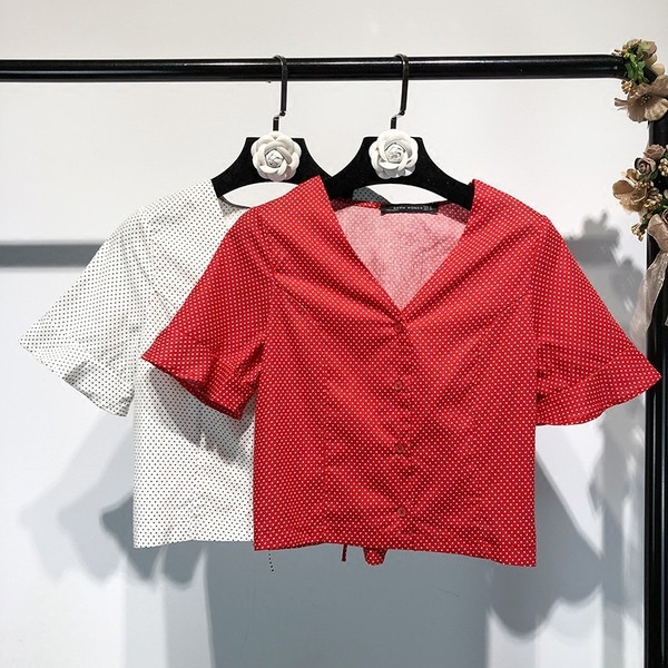 Cămașă scurtă și elegantă de damă, cu decolteu în V, în roșu și alb, cu puncte