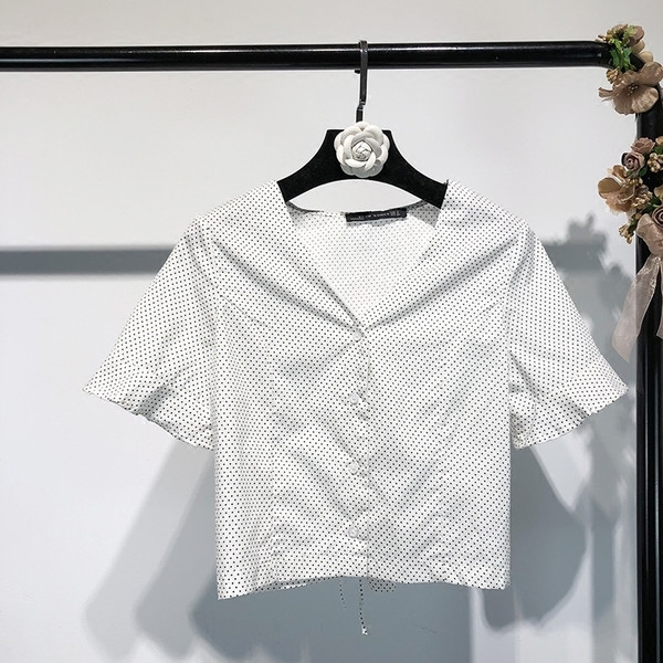 Cămașă scurtă și elegantă de damă, cu decolteu în V, în roșu și alb, cu puncte