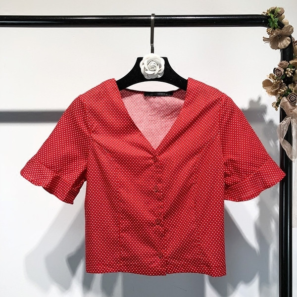 Cămașă scurtă și elegantă de damă, cu decolteu în V, în roșu și alb, cu puncte